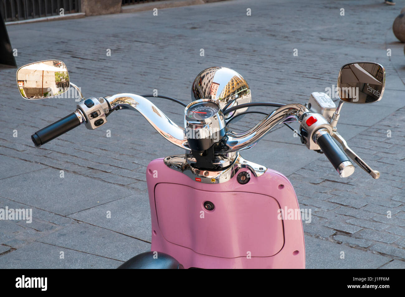 Vespa Motorrad und Arco de Cuchilleros reflektiert auf Scheinwerfer. Madrid, Spanien. Stockfoto