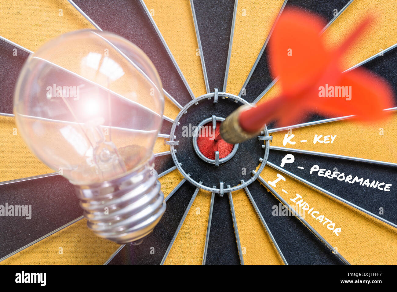 KPI Kennzahl mit Idee Glühbirne Lampe und Dart erfolgreich auf Bullseye, smarte Ziele Konzept für Erfolg Unternehmen Stockfoto