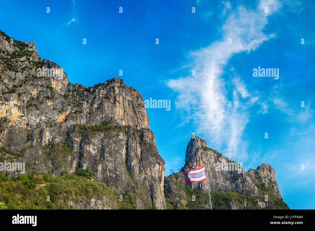 Schöner blauer Himmel mit Wolken und Berge im Nationalpark Khao Sam Roi Yot, Thailand, Landschaft Serie Stockfoto