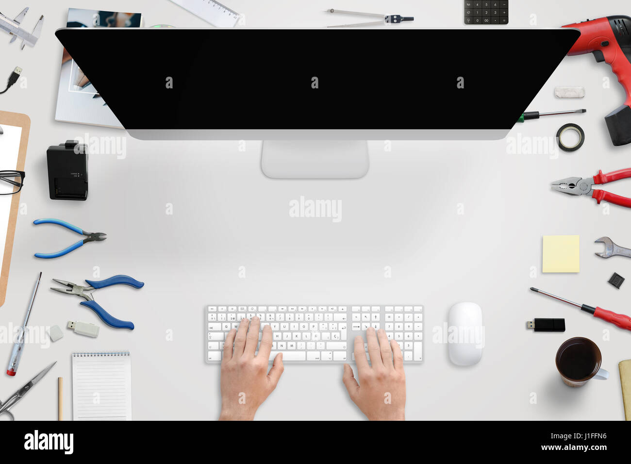 Computer Reparatur-Techniker Wartung Computer oder Server. Konfigurieren neuen Hardware, installieren und Aktualisieren von Software. Draufsicht der Schreibtisch mit kostenlosen spac Stockfoto