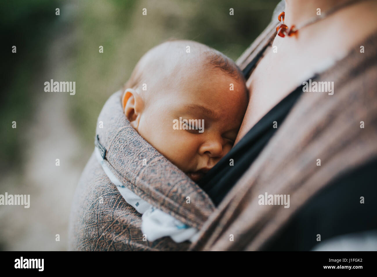 Schlafen Baby von seiner Mutter getragen Stockfotografie Alamy