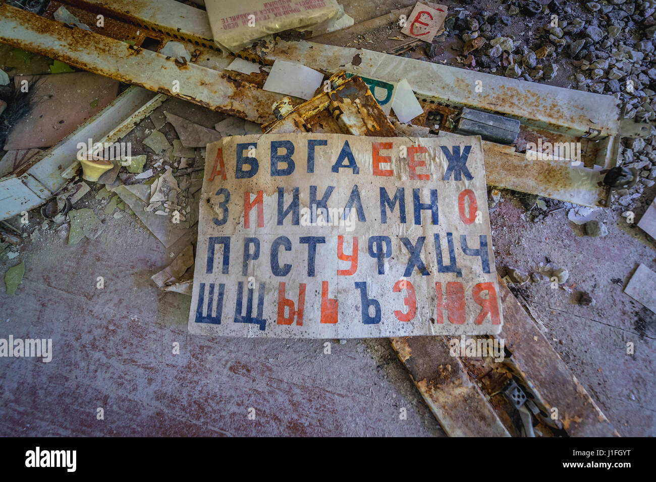Lehrmittel in verlassenen Schule Chernobyl-2 Militärbasis, Chernobyl Nuclear Power Plant Zone der Entfremdung in der Ukraine Stockfoto