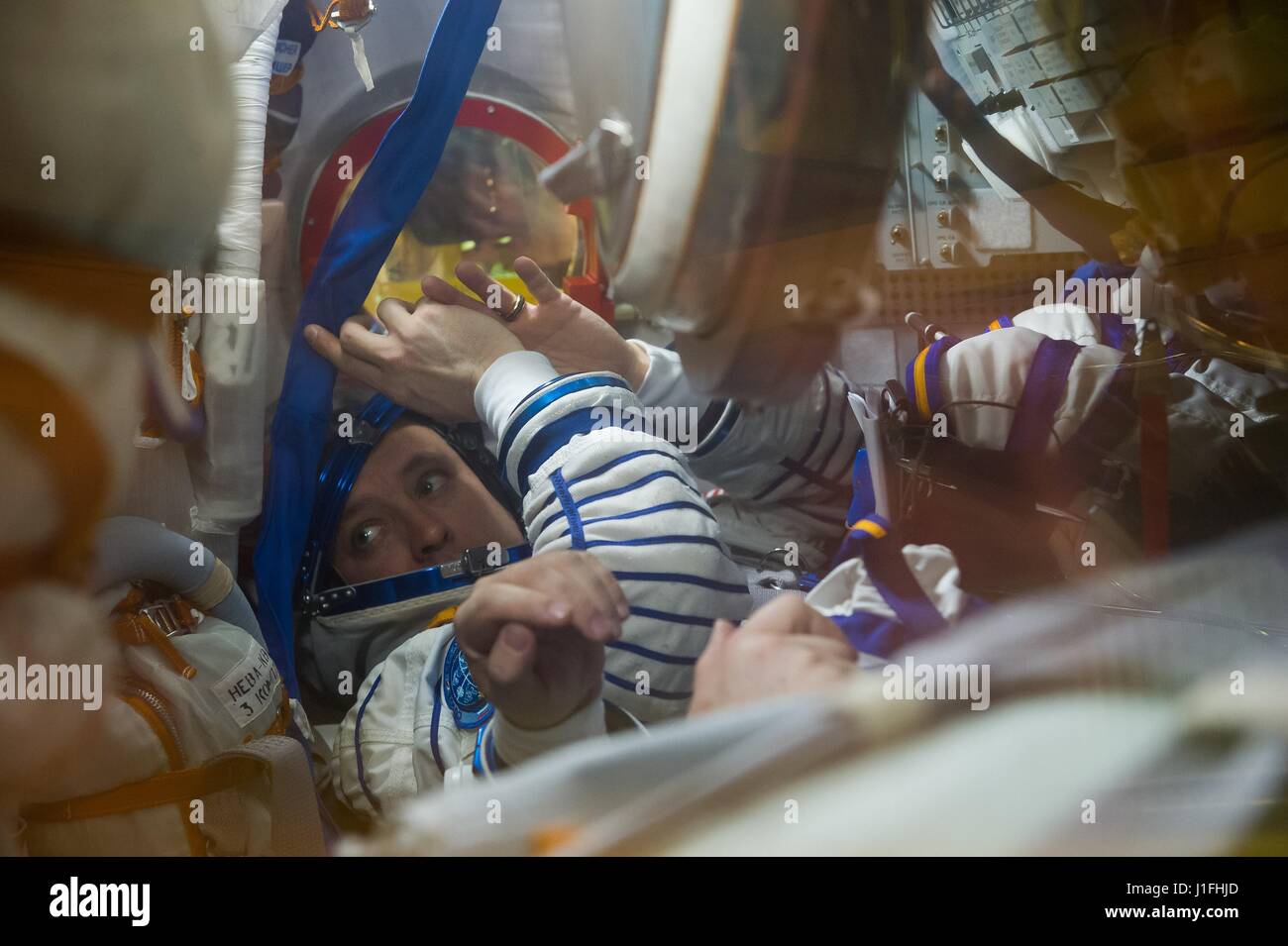 NASA internationale Raumstation ISS-Expedition 51 erstklassige Crew Mitglied US-amerikanischer Astronaut Jack Fischer testet die Sojus MS-04 Raumschiff Systeme während der Pre-Launch Vorbereitungen am Baikonur Kosmodrom Integration Building 6. April 2017 in Baikonur, Kasachstan.      (Foto von Andrey Schelepin /NASA über Planetpix) Stockfoto