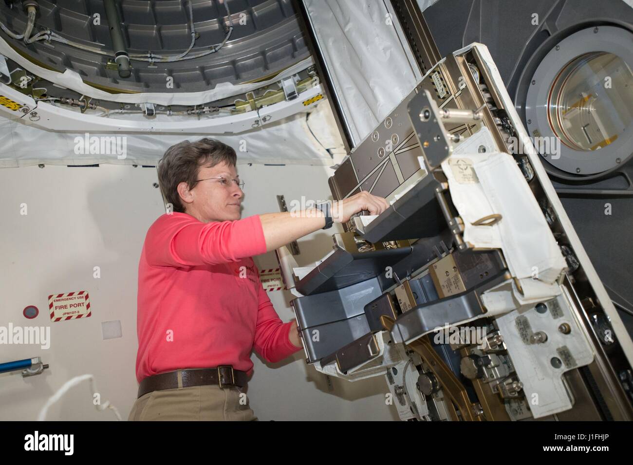 NASA-Expedition 50 erstklassige Crew Mitglied US-amerikanische Astronautin Peggy Whitson entfernt der Multi-Purpose Experiment Plattform (MPEP) von in der Kibo-Schleuse an Bord der internationalen Raumstation ISS 31. Januar 2017 in der Erdumlaufbahn.      (Foto: NASA Foto /NASA über Planetpix) Stockfoto