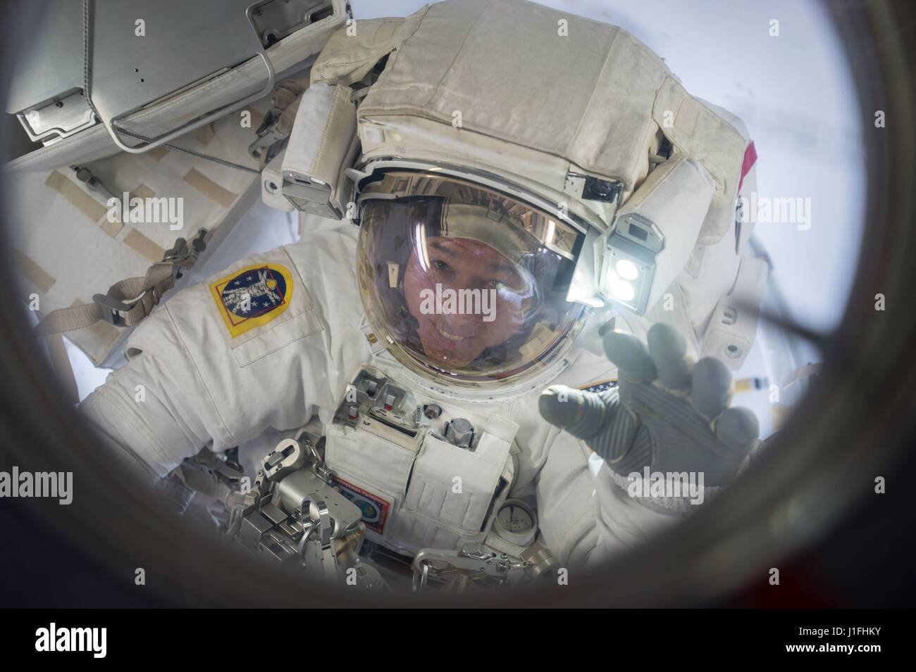 NASA International Space Station Expedition 50 erstklassige Crew Mitglied US-amerikanischer Astronaut Shane Kimbrough schwebt in der ISS-Quest-Schleuse nach einem Raumanzug Weltraumspaziergang 24. März 2017 in der Erdumlaufbahn.       (Foto: NASA Foto /NASA über Planetpix) Stockfoto