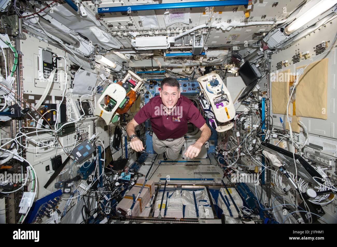 NASA-Expedition 50 erstklassige Crew Mitglied US-amerikanischer Astronaut Shane Kimbrough arbeitet an der Sphären-Ringe-Experiment an Bord der internationalen Raumstation ISS 3. Januar 2017 in der Erdumlaufbahn.      (Foto: NASA Foto /NASA über Planetpix) Stockfoto
