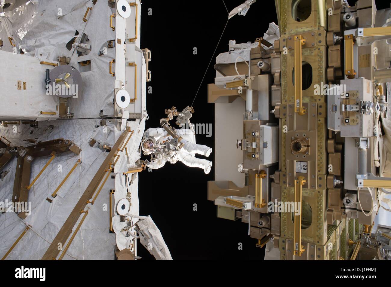 NASA International Space Station Expedition 50 erstklassige Crew Mitglied französischer Astronaut Thomas Pesquet von der European Space Agency führt Wartungsarbeiten an Dextre Roboter während ein Raumanzug Weltraumspaziergang 24. März 2017 in der Erdumlaufbahn.      (Foto: NASA Foto /NASA über Planetpix) Stockfoto