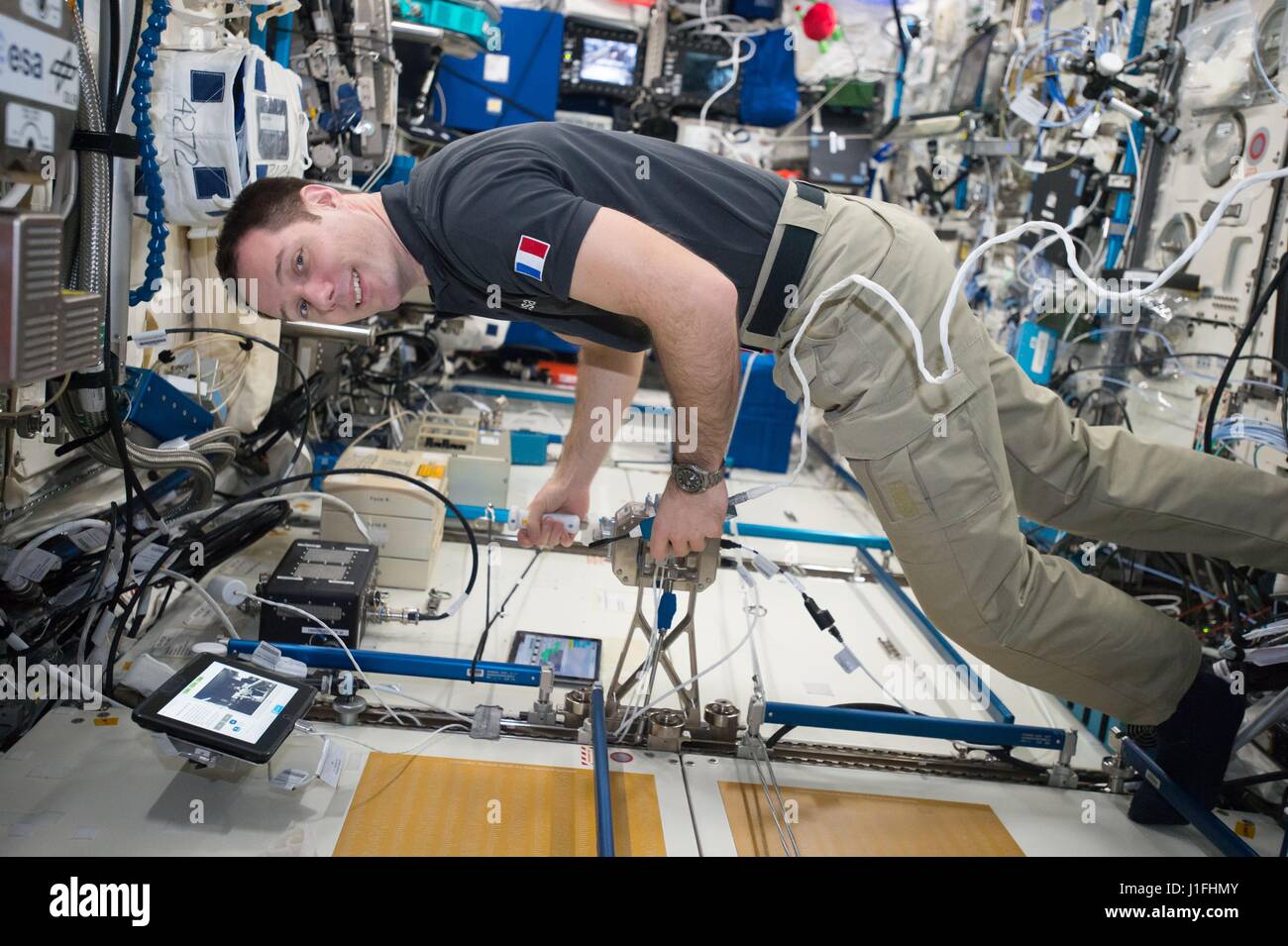 NASA-Expedition 50 erstklassige Crew Mitglied französischer Astronaut Thomas Pesquet von der European Space Agency arbeitet an der Europäischen Haptik-2-Experiment an Bord der internationalen Raumstation ISS 31. Januar 2017 in der Erdumlaufbahn.      (Foto: NASA Foto /NASA über Planetpix) Stockfoto