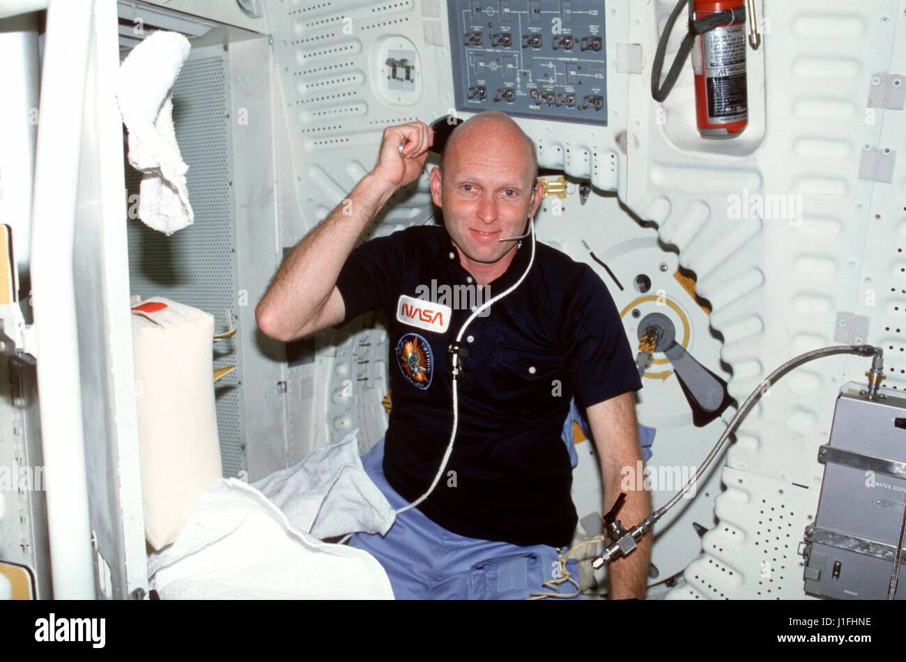 NASA Space Shuttle Columbia STS-3 Mission Prime Crew Astronaut Gordon Fullerton verwendet einer Hygiene-Kit-Haar Bürste, Pinsel seine Haare 30. März 1982 in der Erdumlaufbahn.      (Foto: NASA Foto /NASA über Planetpix) Stockfoto