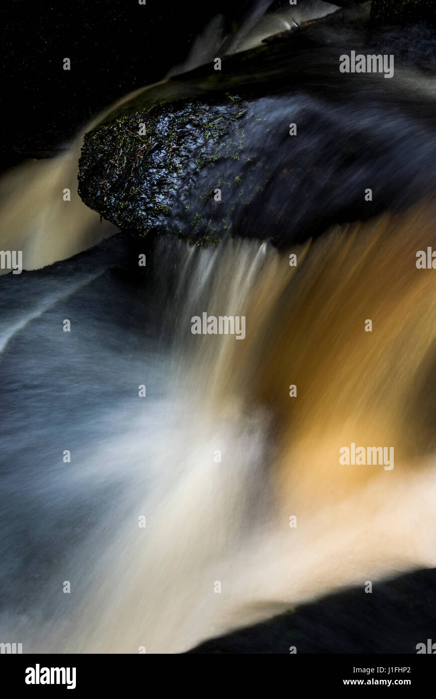 Detail des Wassers, das über Felsen am Wyming Bach Naturschutzgebiet, Sheffield, England. Stockfoto