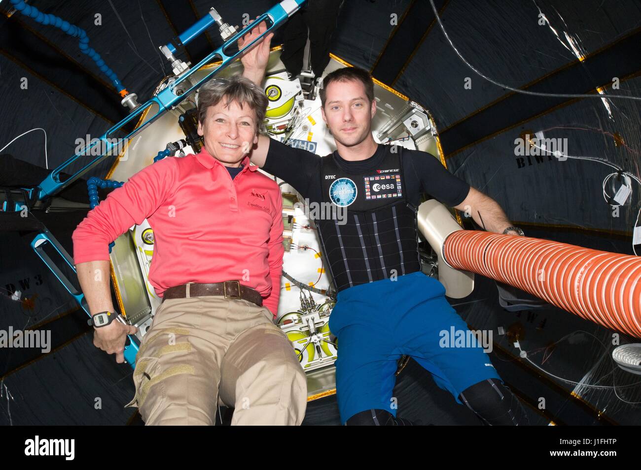 NASA-Expedition 50 erstklassige Crew Mitglieder US-amerikanische Astronautin Peggy Whitson (links) und französische Astronaut Thomas Pesquet der European Space Agency sitzen im Inneren der Bigelow erweiterbar Aktivität Modul (BEAM) Lebensraum zur internationalen Raumstation in der Erdumlaufbahn 2. Februar 2017 befestigt.      (Foto: NASA Foto /NASA über Planetpix) Stockfoto
