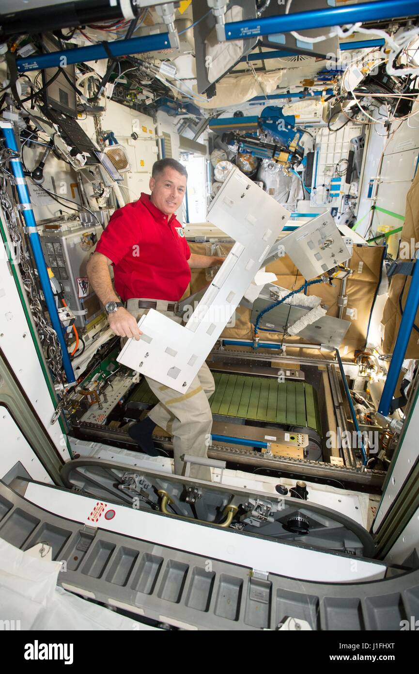 NASA-Expedition 50 erstklassige Crew Mitglied US-amerikanischer Astronaut Shane Kimbrough führt Wartungsarbeiten an einem Laufband an Bord der internationalen Raumstation ISS 27. Februar 2017 in der Erdumlaufbahn.      (Foto: NASA Foto /NASA über Planetpix) Stockfoto