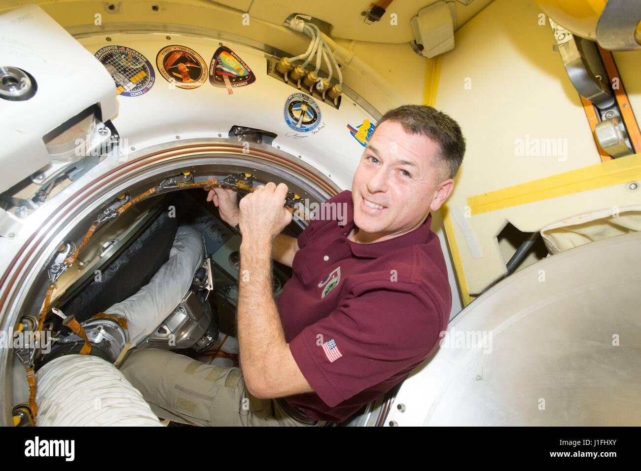 NASA-Expedition 50 erstklassige Crew Mitglied US-amerikanischer Astronaut Shane Kimbrough unterschreibt ein SCHOTT am russischen Segment der internationalen Raumstation ISS neben der Sojus MS-03 Raumschiff Crew Patch 5. März 2017 in der Erdumlaufbahn.       (Foto: NASA Foto /NASA über Planetpix) Stockfoto