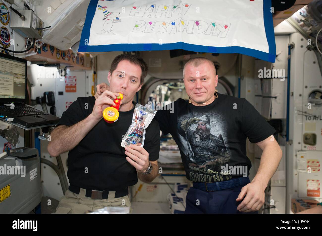 NASA-Expedition 50 erstklassige Crew Mitglieder französischer Astronaut Thomas Pesquet der European Space Agency (links) und der russische Kosmonaut Oleg Novitskiy von Roskosmos feiern Pesquets Geburtstag an Bord der internationalen Raumstation ISS 27. Februar 2017 in der Erdumlaufbahn.      (Foto: NASA Foto /NASA über Planetpix) Stockfoto