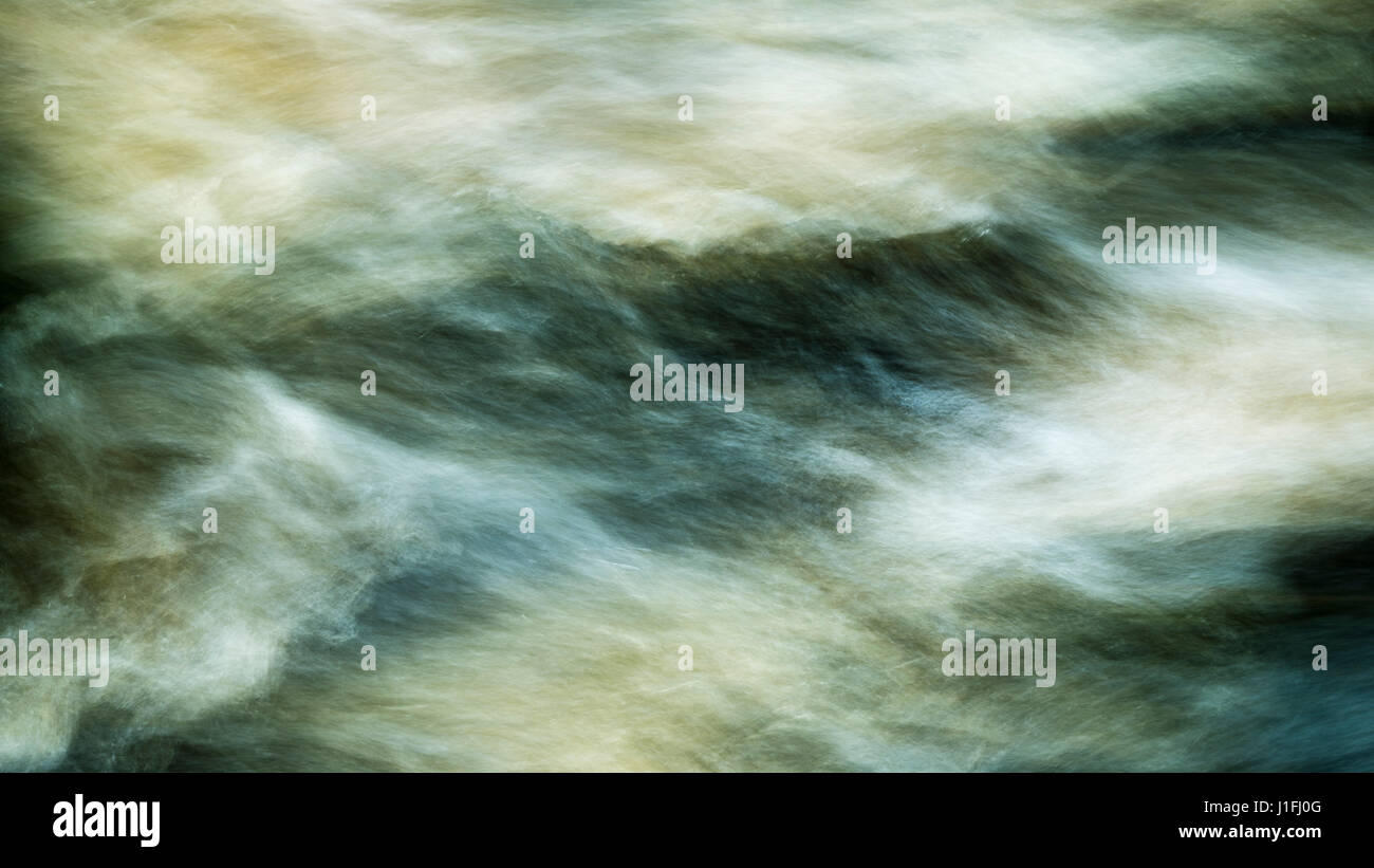 Natürliche abstraktes Bild von fließendem Wasser in einem schnell fließenden Bach. Stockfoto