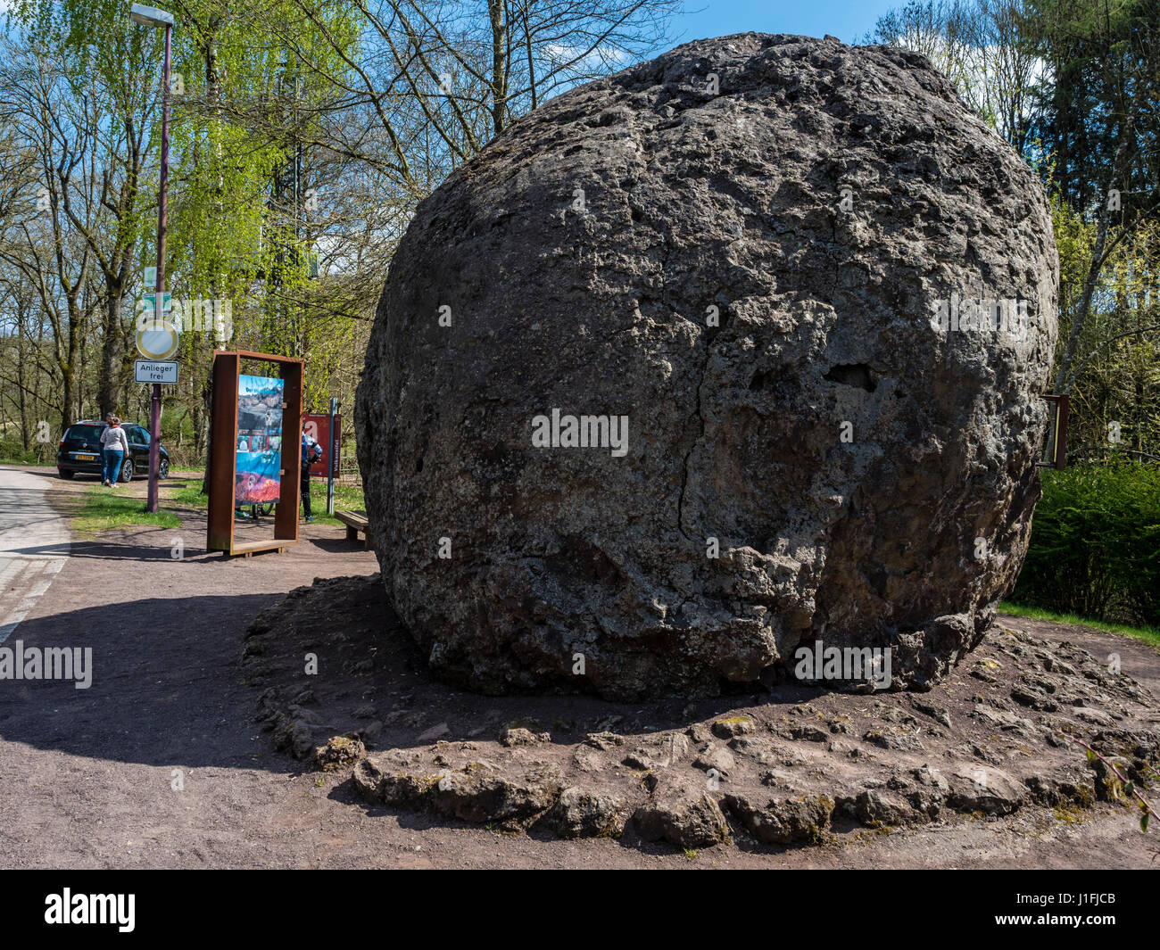 Größten Lava-Bombe ausgestellt im Dorf Strohn, in der Nähe von Daun, vulkanische Region, Eifel, Deutschland Stockfoto