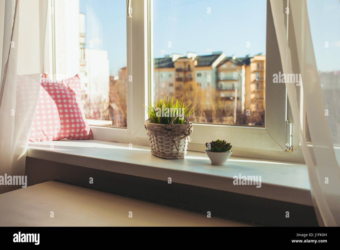 Gemütliche Fensterbank - Ort zum Entspannen Stockfoto