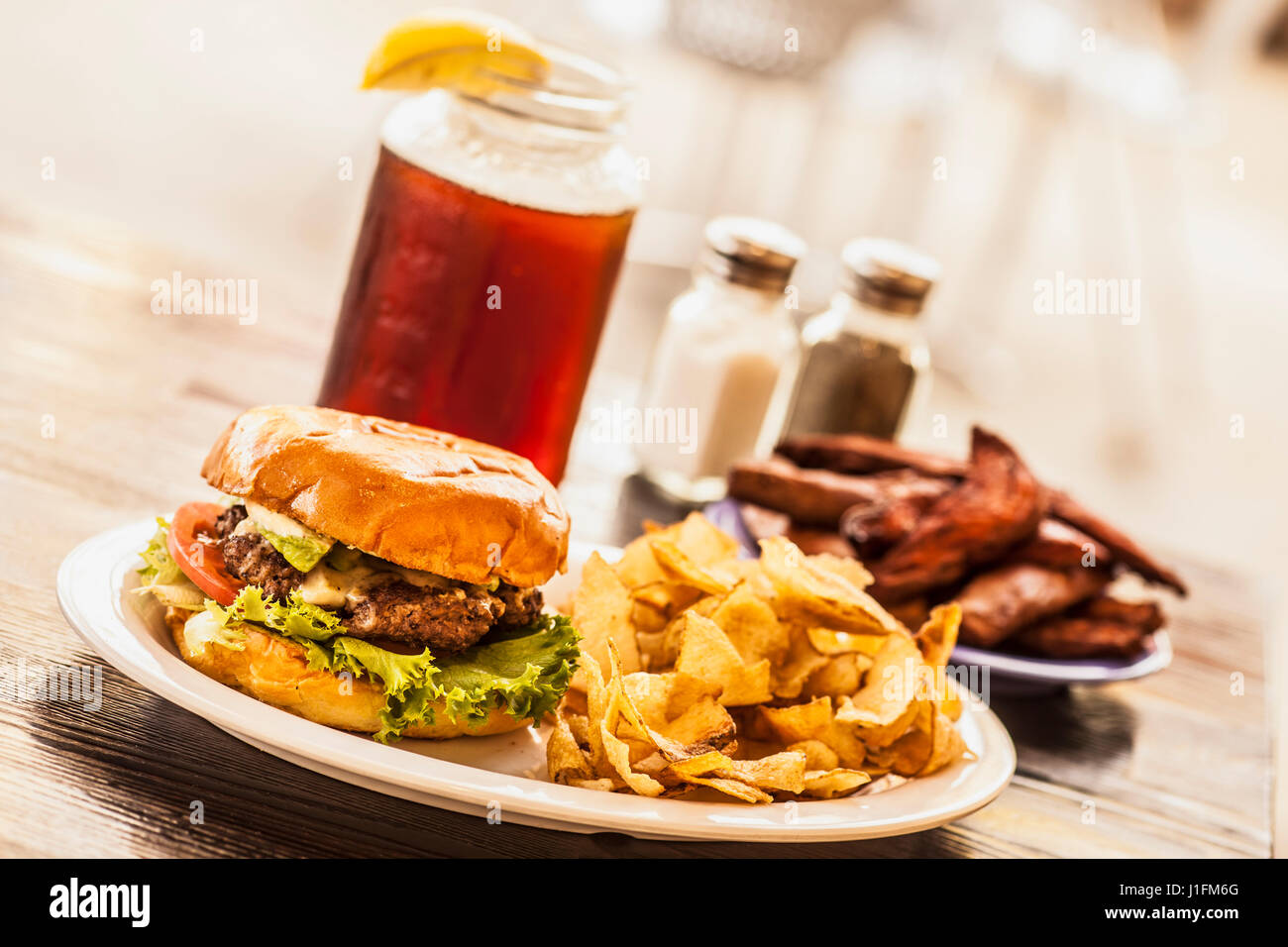 Hamburger, Pommes Frites und Eis Tee Stockfoto