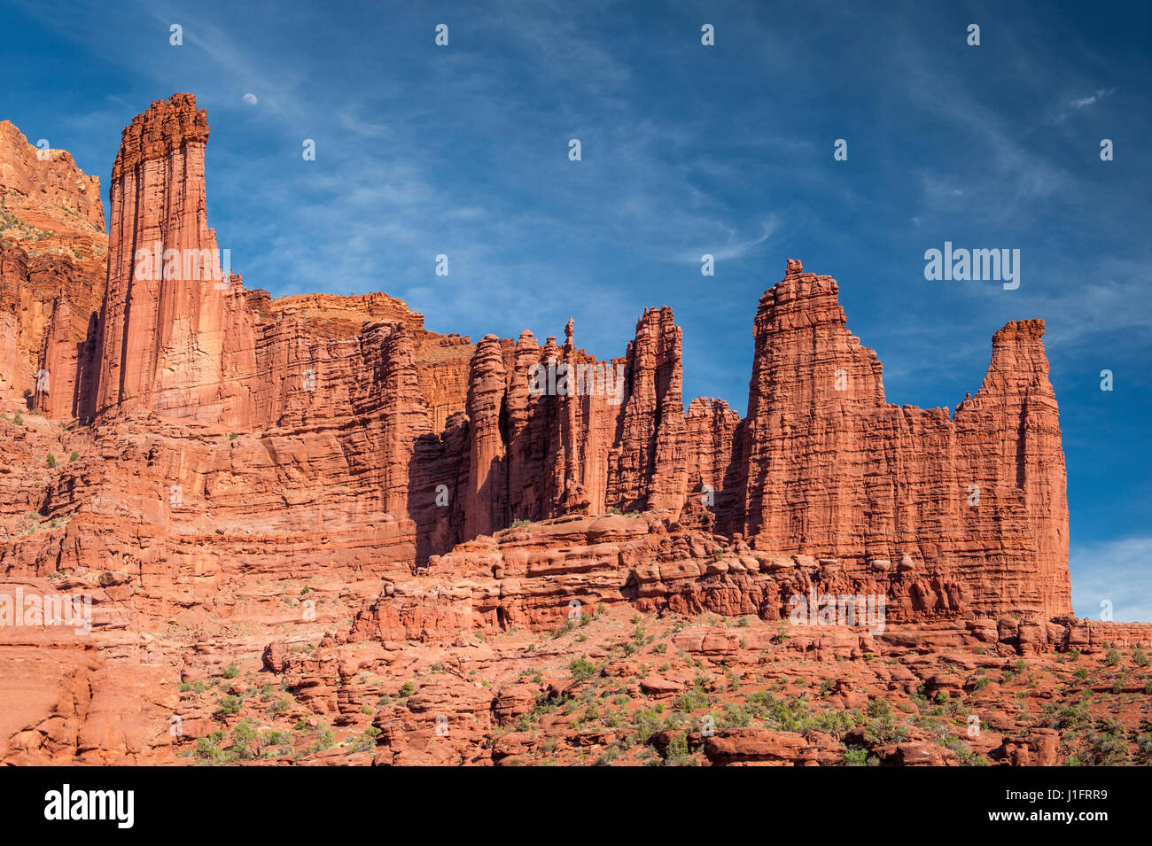 Mondaufgang über Fisher Towers in der Nähe von Moab, Utah Stockfoto