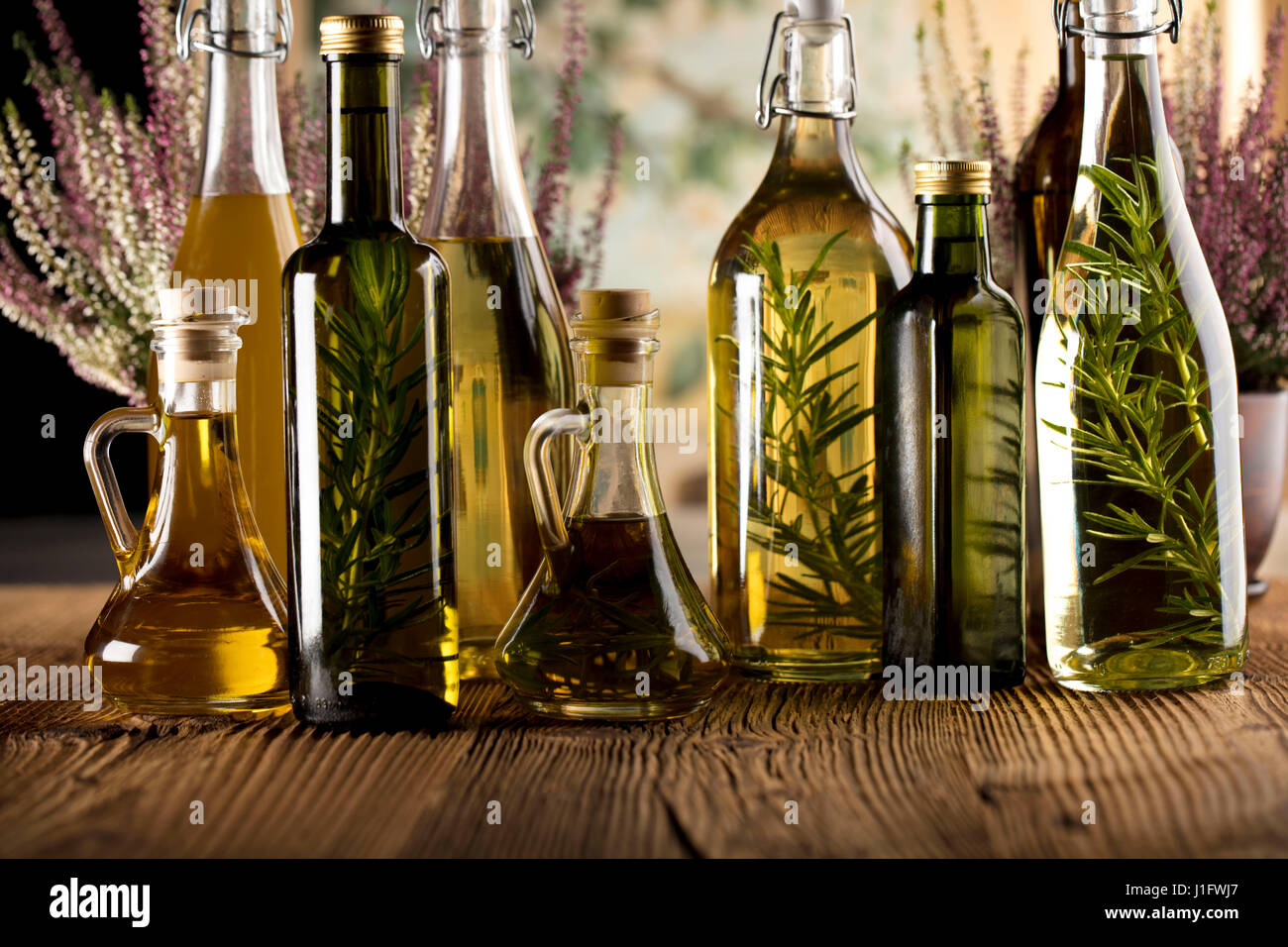 Italienisches Essenskonzept, Rosmarin-Oliven-Öl, gesunde Ernährung Stockfoto