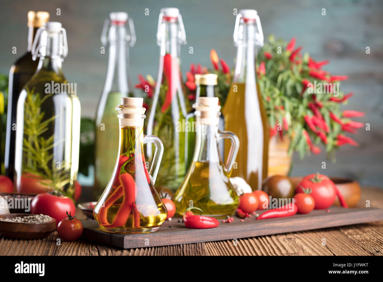 Italienisches Essenskonzept, Rosmarin-Oliven-Öl, gesunde Ernährung Stockfoto