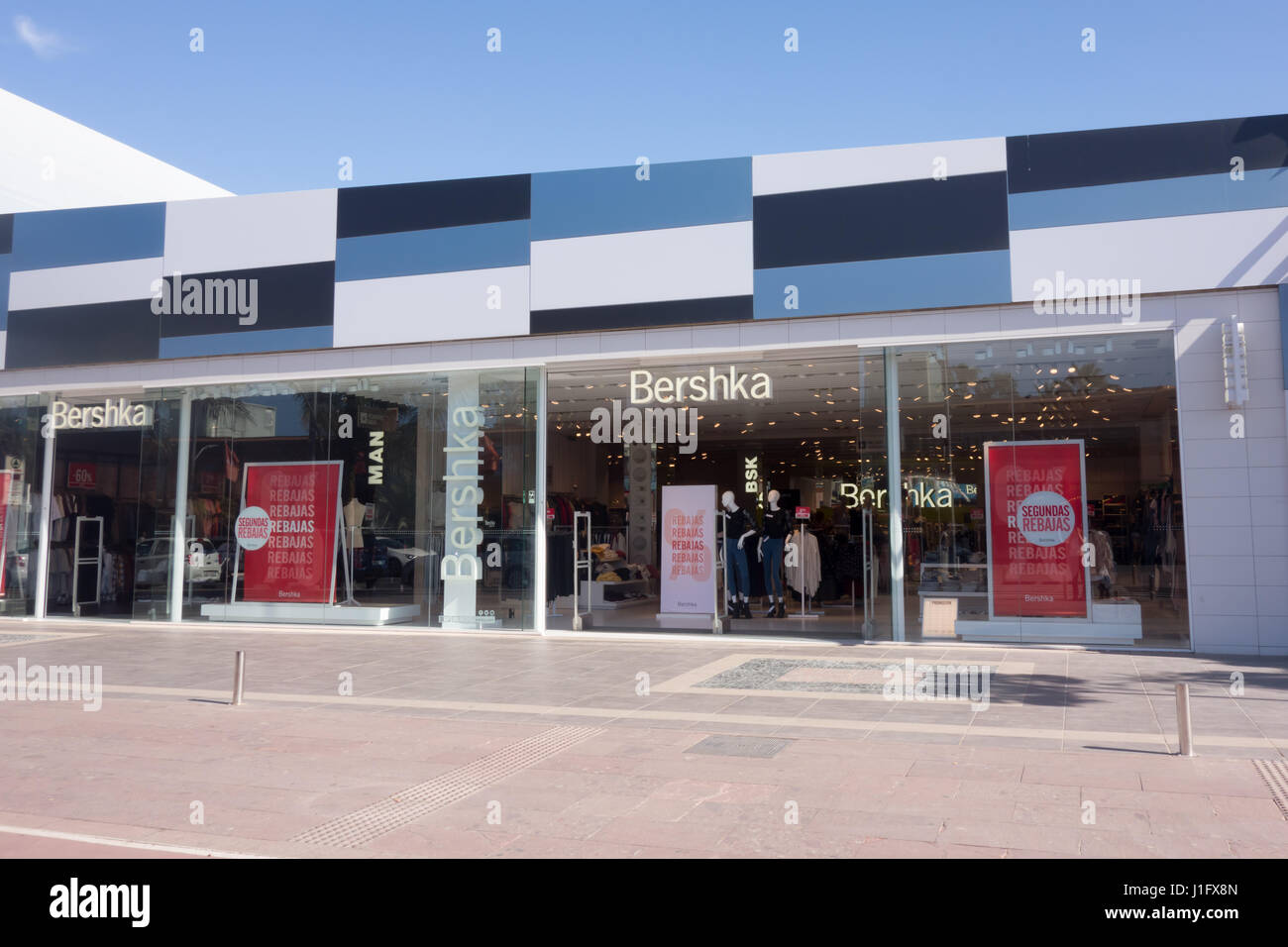 Bershka ist ein spanischer Kleidung Einzelhändler im April 1998 gegründet  und betreibt mehr als 1000 Filialen weltweit. Ihre Muttergesellschaft ist  Inditex, der auch Zara besitzt Stockfotografie - Alamy