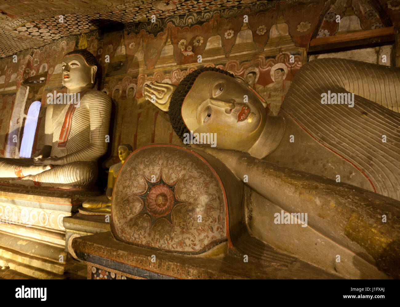 Dambulla, Sri Lanka Dambulla Höhlentempel - Höhle II Maharaja Viharaya Reclining Buddha mit Siraspata auf seinem Kopf Stockfoto