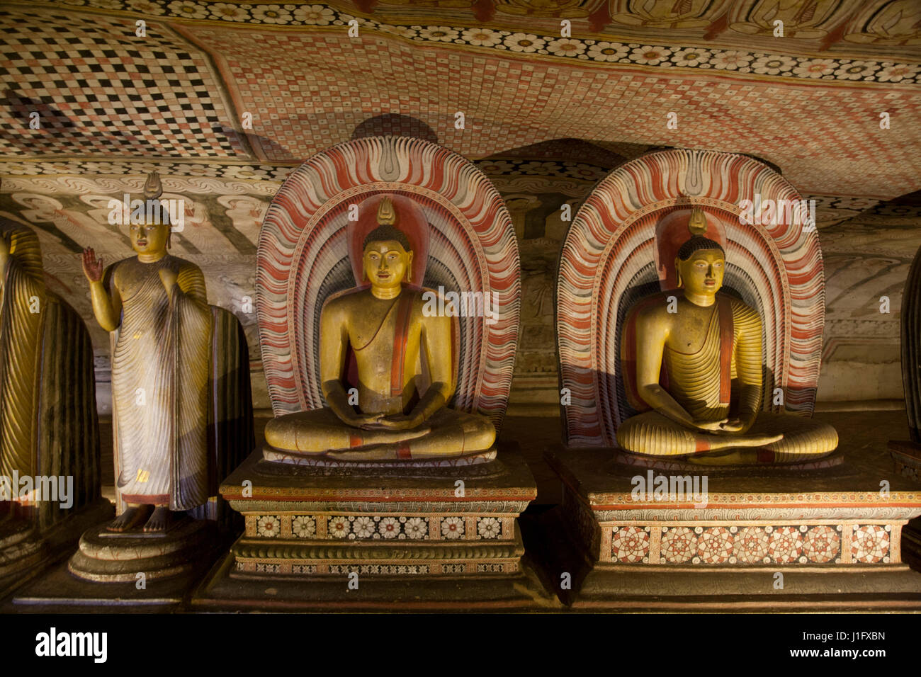 Dambulla Sri Lanka Dambulla Höhlentempel - Höhle II Maharaja Viharaya Statuen des sitzenden Buddha In Dhyana Mudra Stockfoto