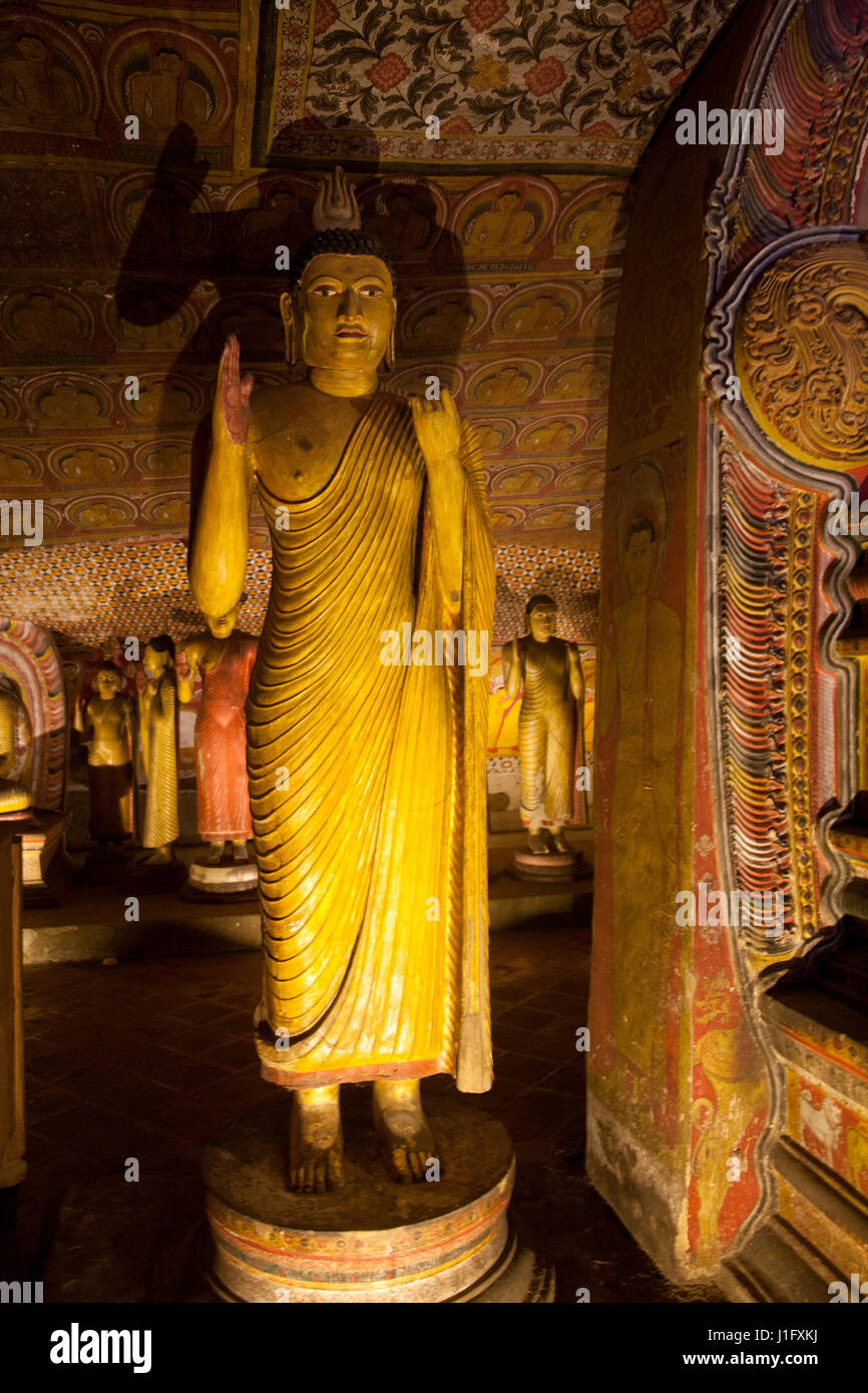Dambulla Sri Lanka Dambulla Höhlentempel - Höhle 3 Maha Alut Viharaya Standing Buddha zeigt die Abhaya Mudra Stockfoto