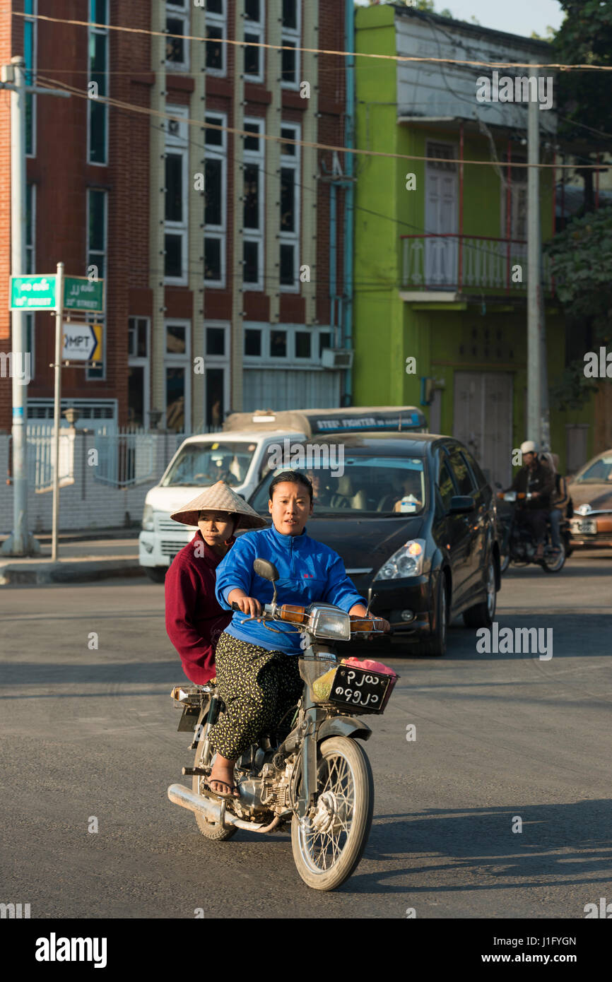 Motorrad-Pendler auf 80th Street, Mandalay, Myanmar Stockfoto