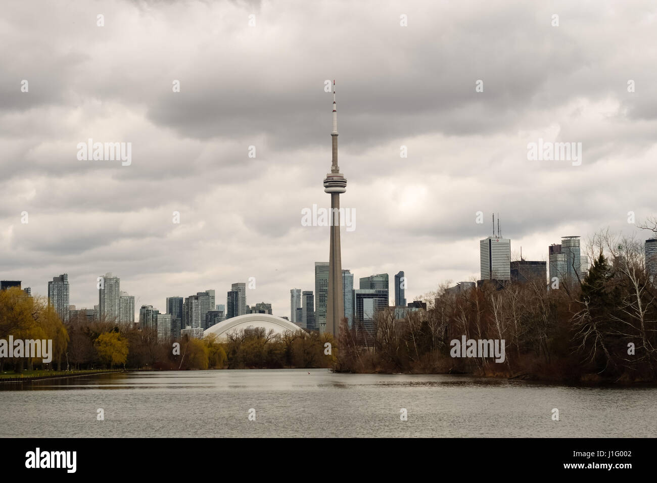 Ein Blick auf die Skyline von Toronto aus Toronto Islands an einem bewölkten Frühlingstag. Stockfoto