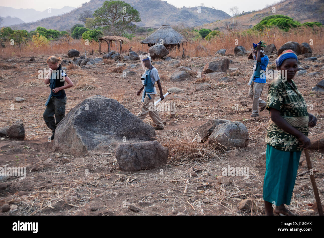 HALO Trust Minenräumer zu Fuß zu einem Minenfeld in der Nähe von Cahora Bassa, Mosambik. Das Land wurde Landmine in 2015 frei erklärt. Stockfoto