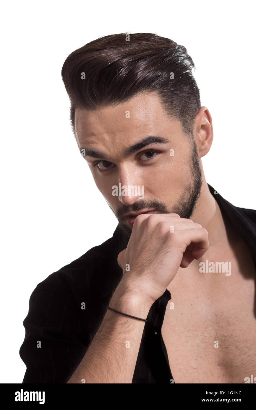 Jungen Erwachsenen Mannes, hübsche Model posiert, Hand Verkleidung Mund.  Isolierten weißen Hintergrund, Studio. Stockfoto