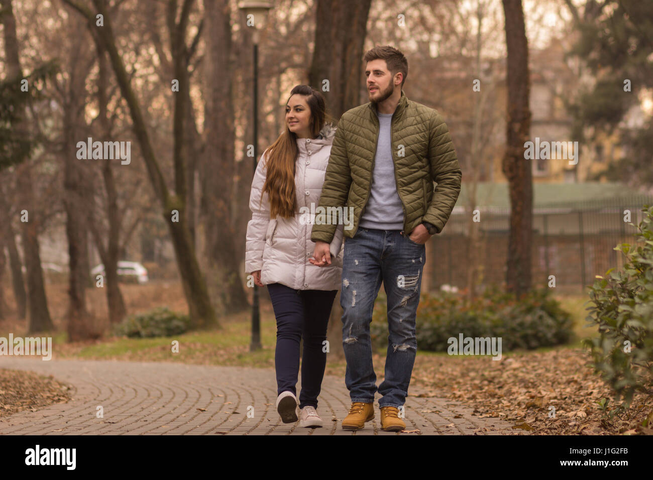 Junge Erwachsene Ehepaar, 20er Jahre. Wandern Winter Herbsttag. Natur park Stockfoto
