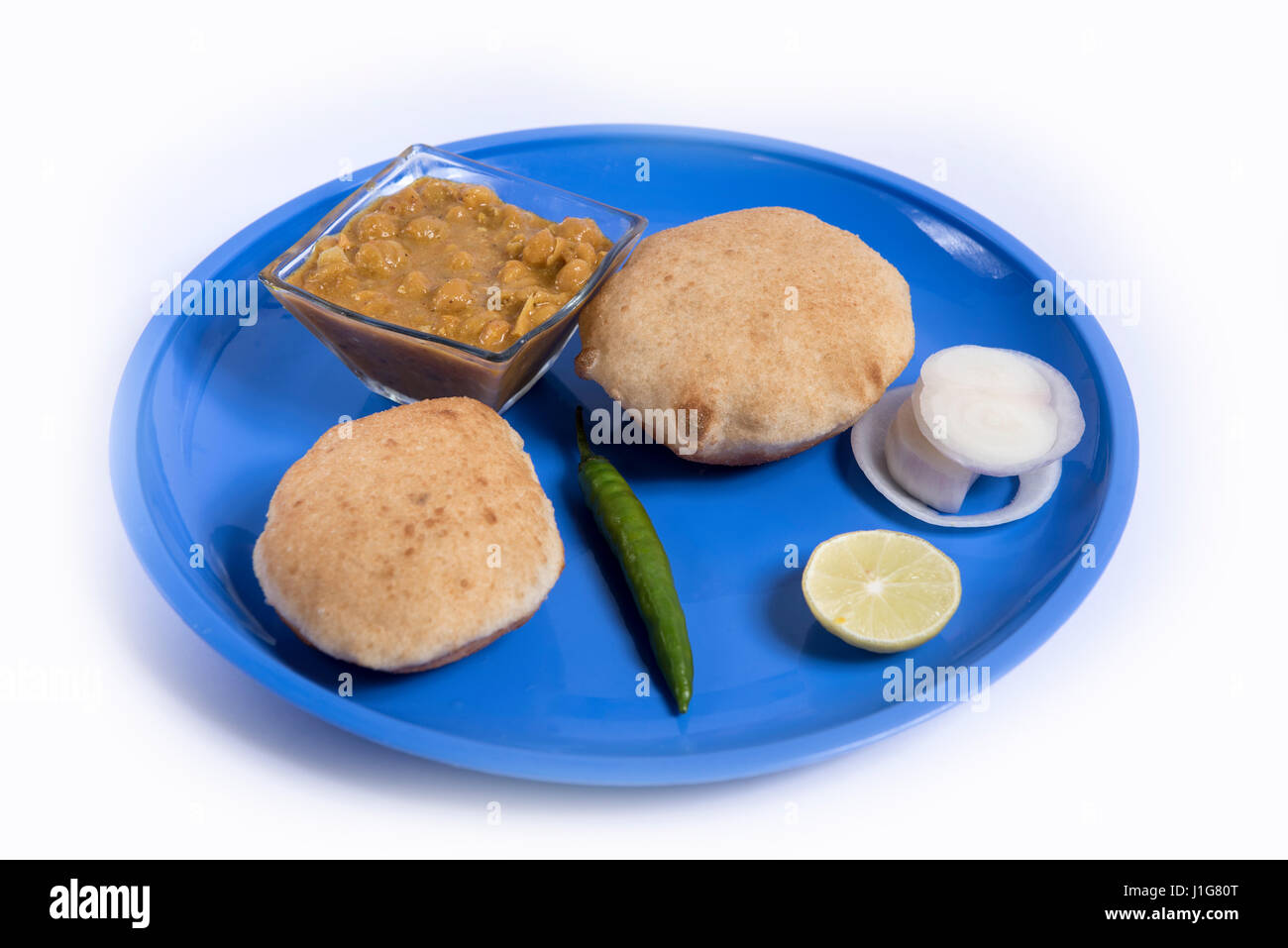 Mumbai / Indien 12. April 2017 Chole Poori mit Salat eine sehr beliebte indische Frühstück oder Mittagessen-Mumbai-Indien Stockfoto
