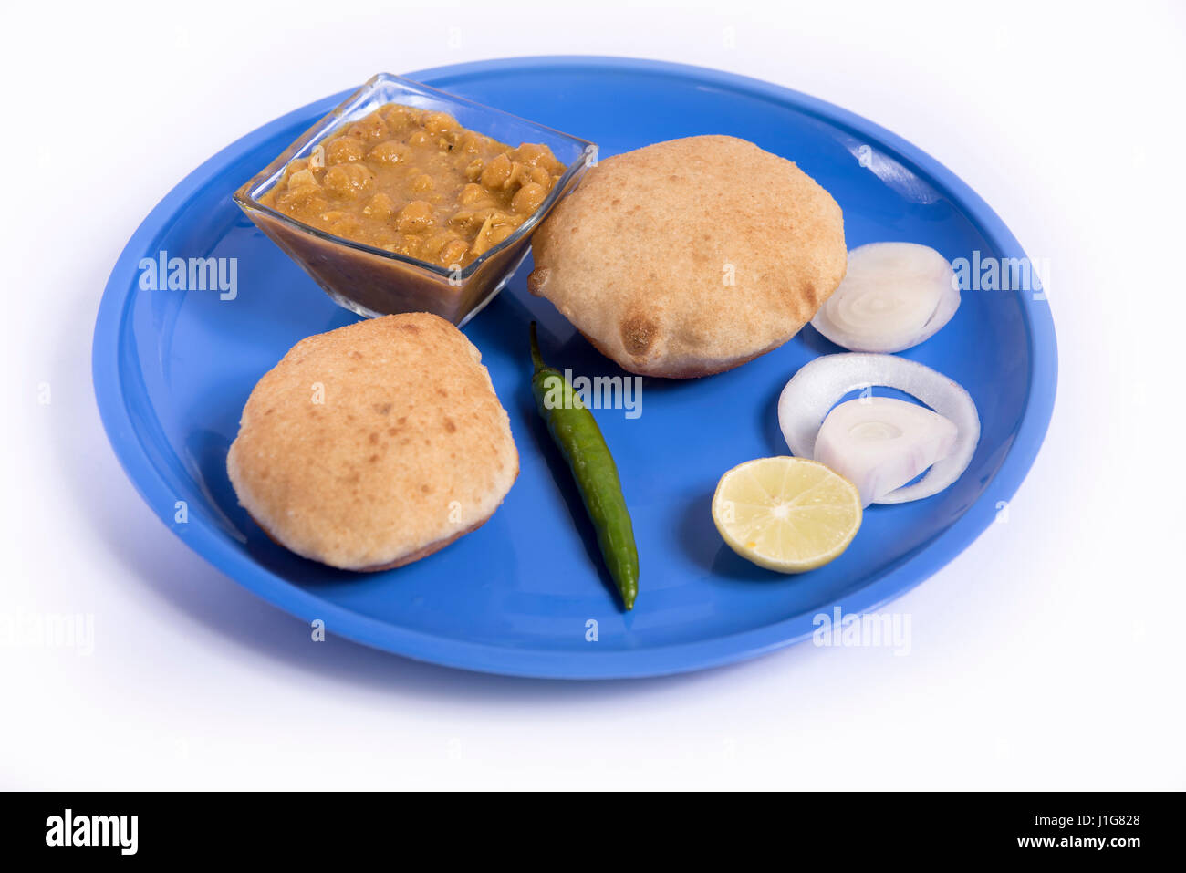 Mumbai / Indien 12. April 2017 Chole Poori mit Salat eine sehr beliebte indische Frühstück oder Mittagessen-Mumbai-Indien Stockfoto