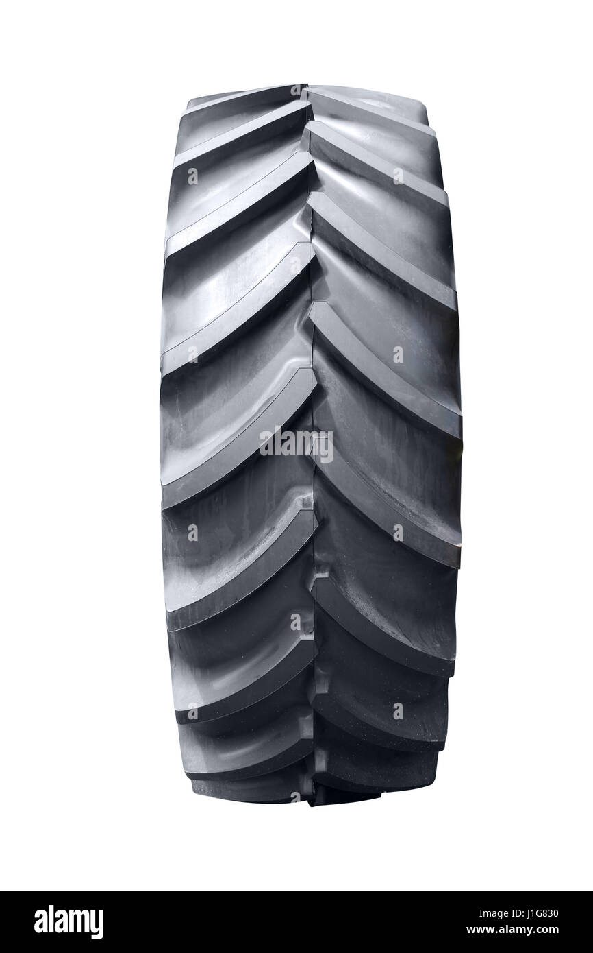großen Traktorreifen isoliert auf weiss Stockfoto
