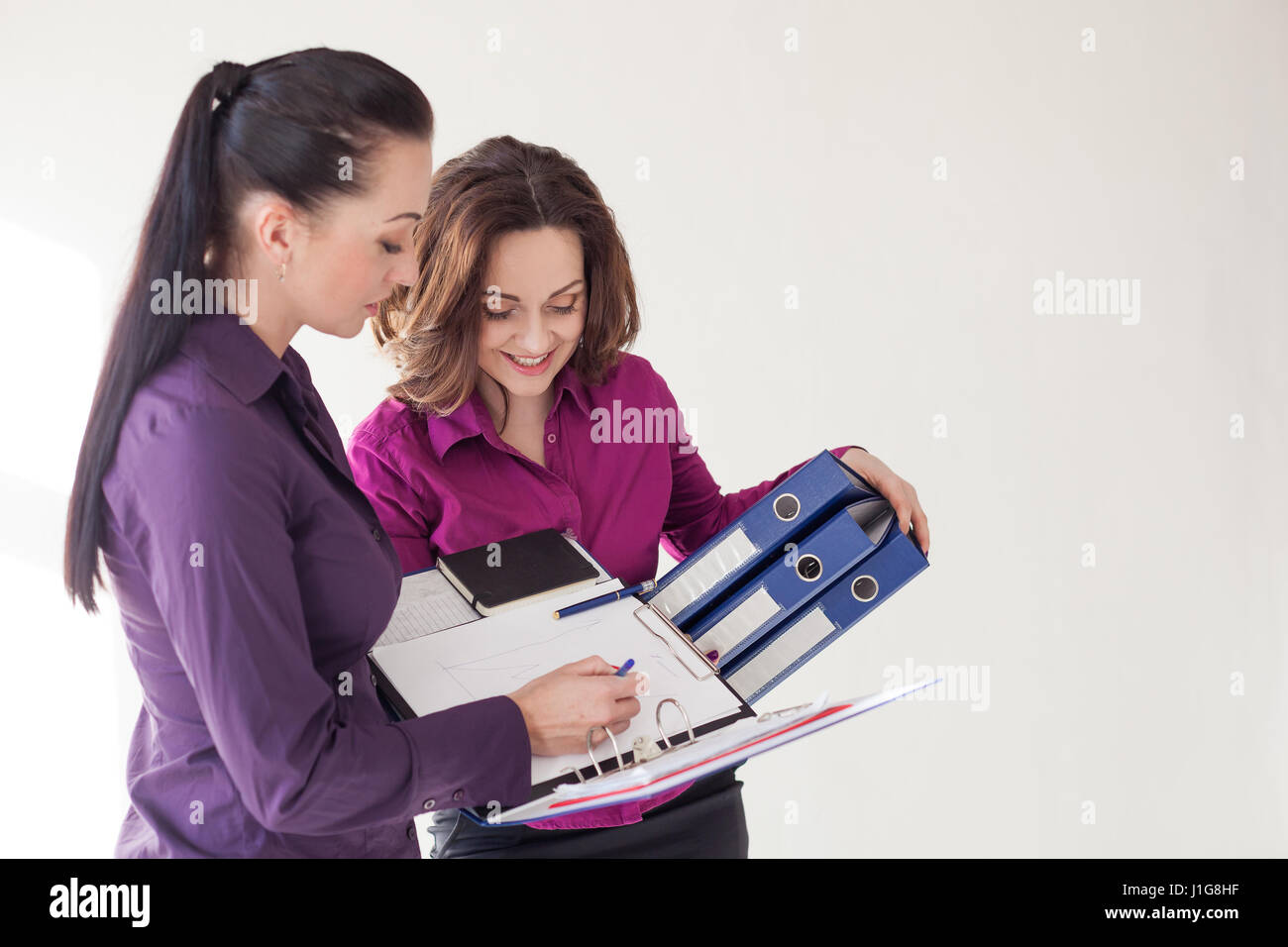 Sekretär und Direktor des Studierens Dokumente und reden Stockfoto