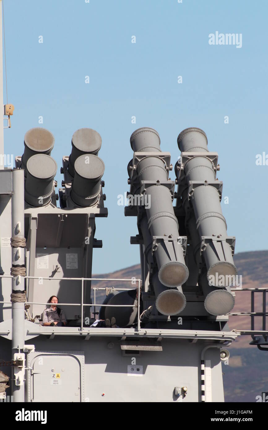 Die Startröhren des Systems der Harpoon-Anti-Schiffs-Rakete auf der belgischen Marine BNS Louise-Marie (F931), zu Beginn der Übung Joint Warrior 17-1. Stockfoto