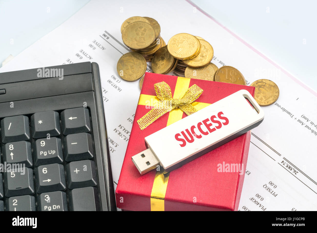 USB-Laufwerk mit Finanzkonzept. Stockfoto