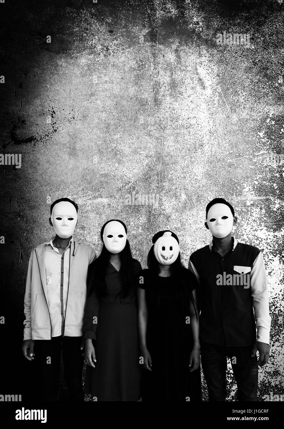 Gruppe von Personen mit Maske, beängstigend Hintergrund für Buch-Cover-Ideen Stockfoto