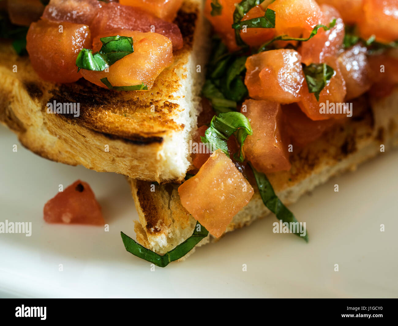 leckere Bruschetta oder Kanapees auf Taosted Baguette mit Tomaten und ...