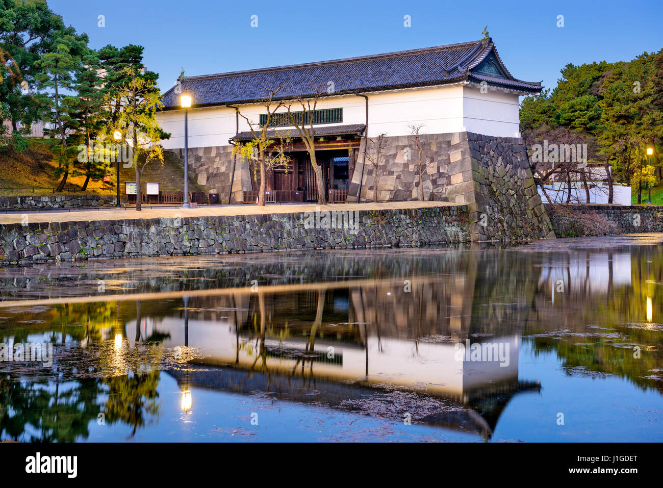 Tokyo, Japan Imperial Palace Graben und Tor. Stockfoto