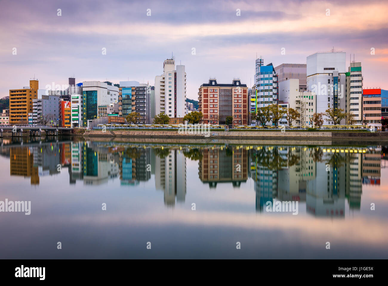 Hiroshima, Japan Stadt Skyline auf dem Fluss. Stockfoto