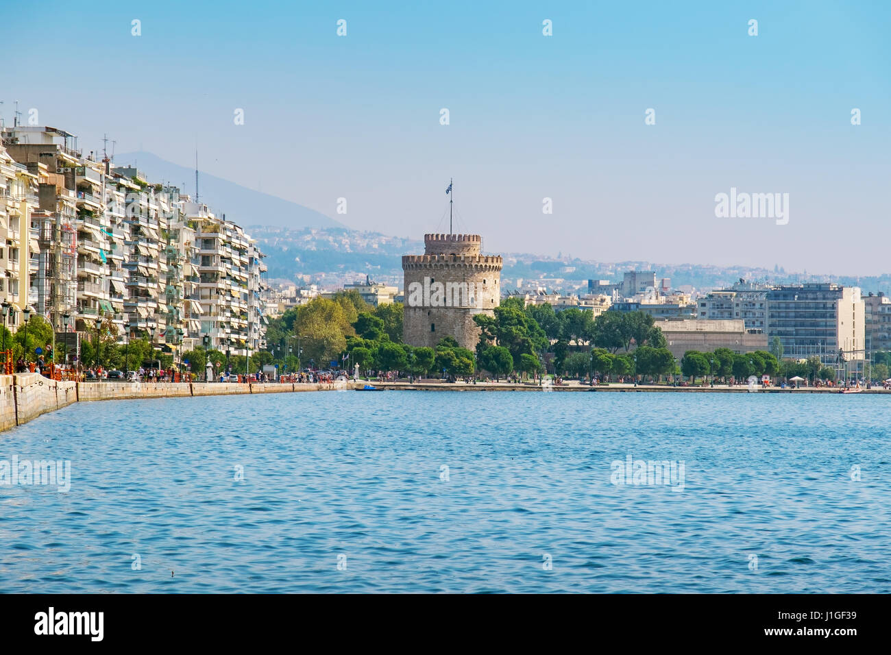 Hafen, direkt am Meer und den weißen Turm von Thessaloniki. Makedonien, Griechenland Stockfoto