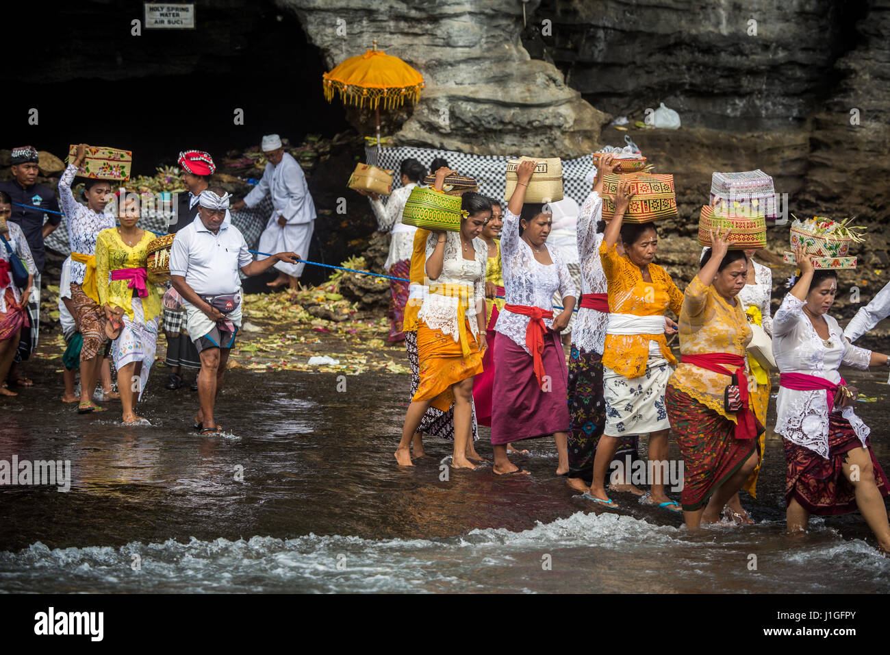 Balinesische Pilger mit angeboten zu Tanah Lot Tempel, die ihren Weg aus dem alten rock Tempel Pura Luhur während einer bunten Tempel-Jubiläum Stockfoto