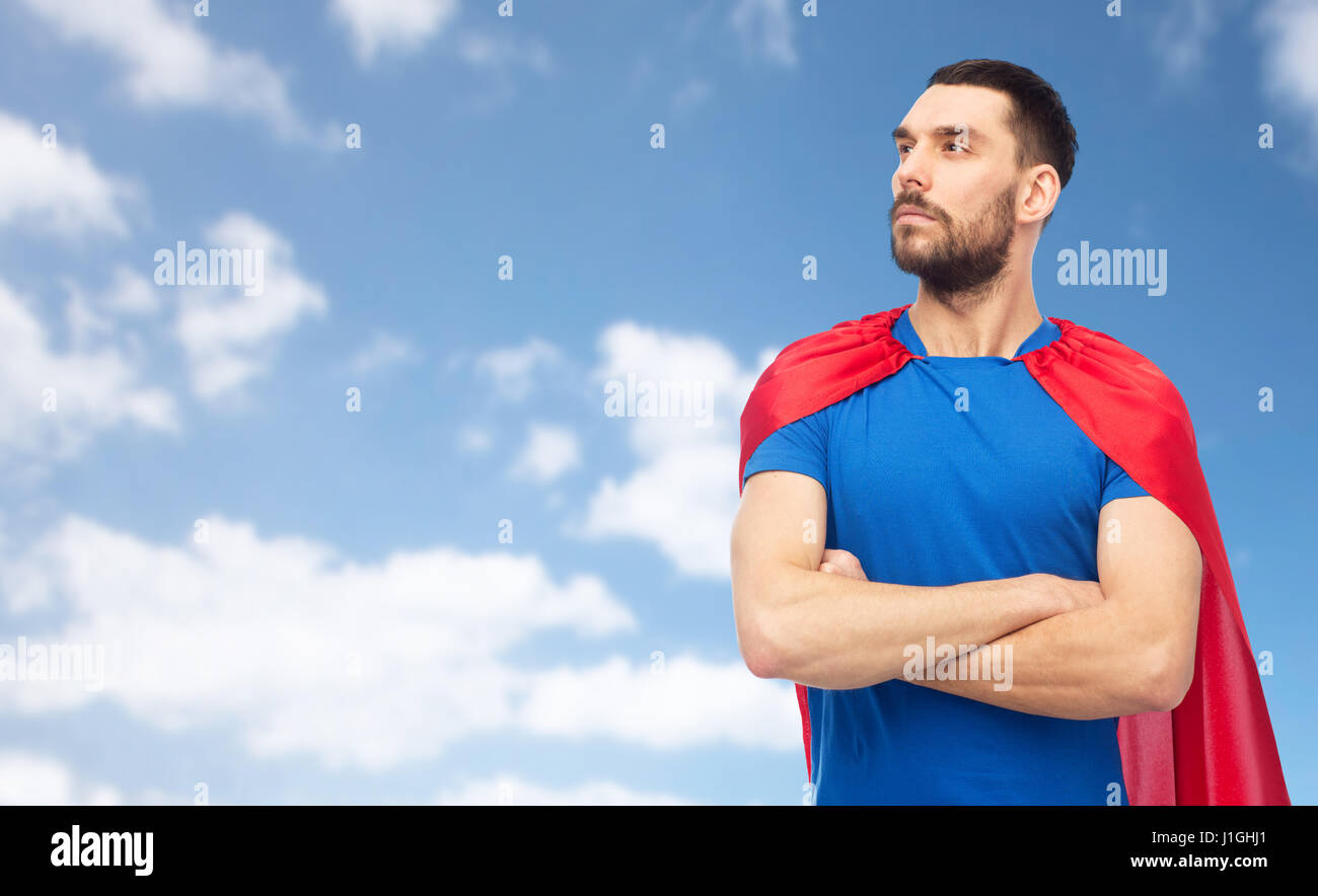 Mann in rote Superheld Kap über blauen Himmel Stockfoto