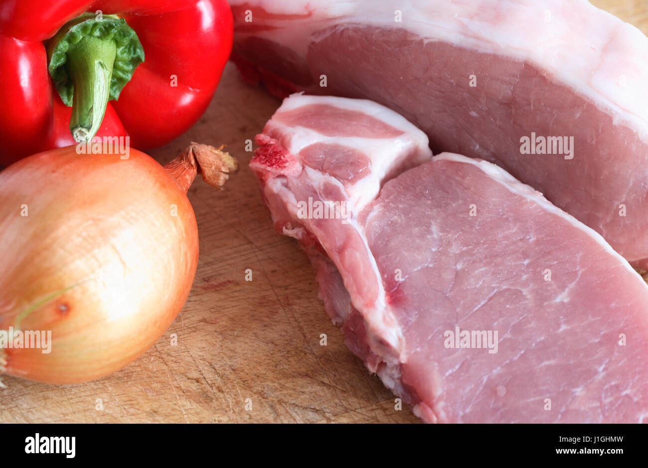 Frische Stück rohes Fleisch in der Nähe von Gemüse auf Holzbrett Stockfoto