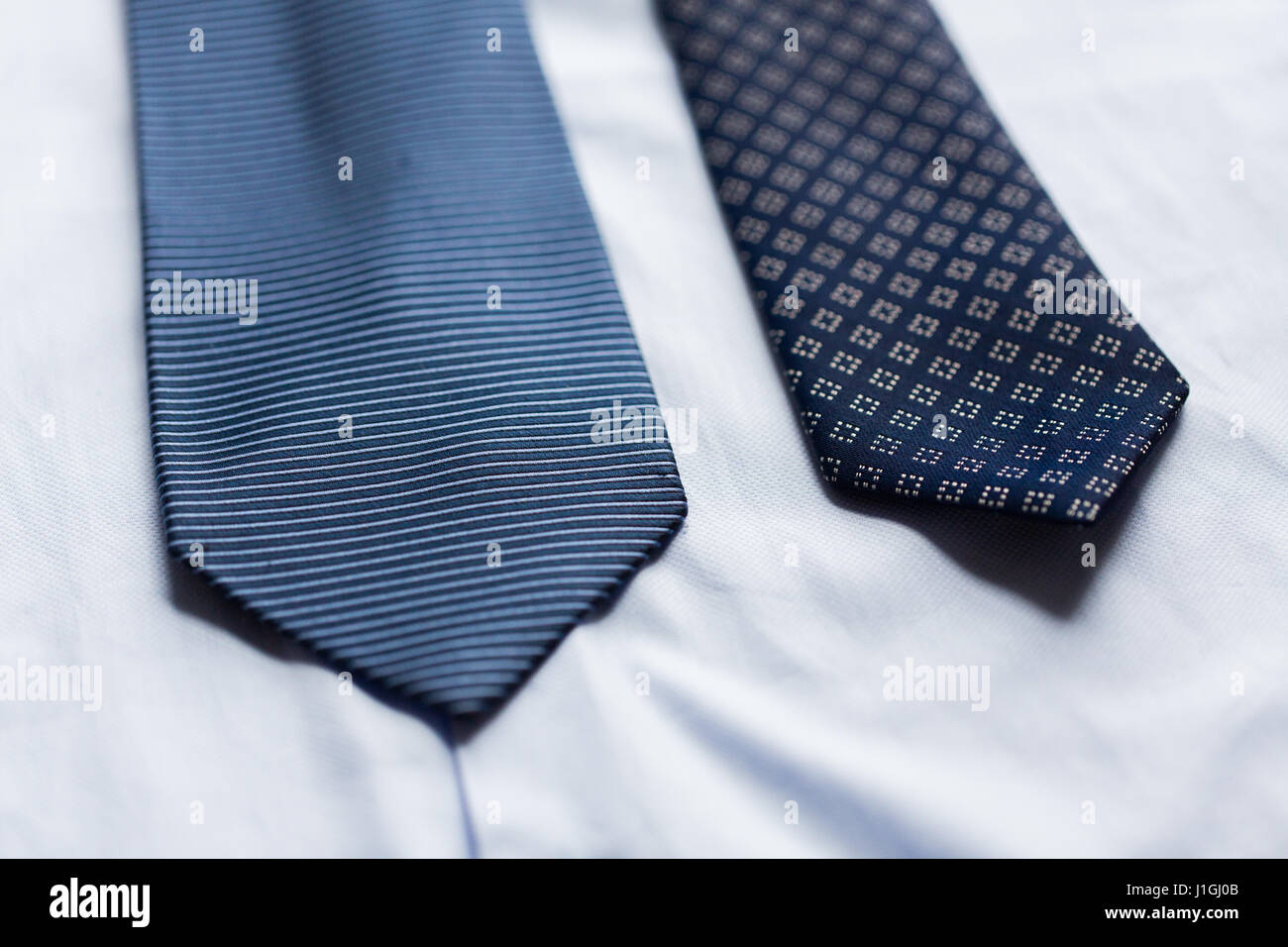 Nahaufnahme von Shirt und blau gemusterten Krawatten Stockfoto