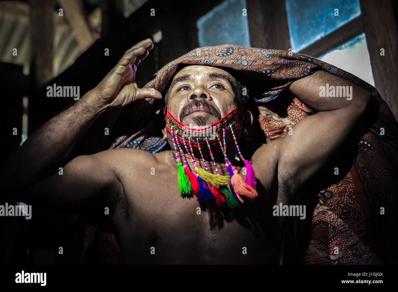 Ein Darsteller des Manggarai traditionelle Peitsche Tanz namens Caci bereitet sich auf eine Aufführung in West Manggarai, Insel Flores, Indonesien. Stockfoto